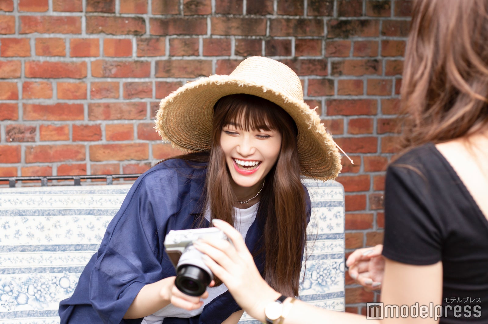 思わず爆笑する2人（C）モデルプレス