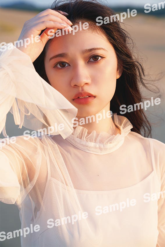 寺田蘭世1st写真集「なぜ、忘れられないんだろう?」ポストカード/撮影:大江麻貴(提供写真)