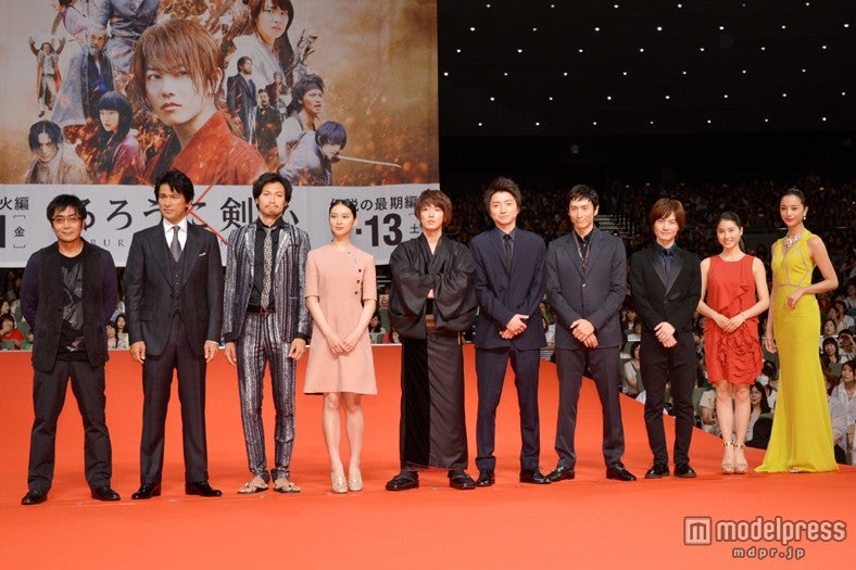 映画「るろうに剣心」のプレミア試写会の模様（左から）大友啓史監督、江口洋介、青木崇高、武井咲、佐藤健、藤原竜也、伊勢谷友介、神木隆之介、土屋太鳳、高橋メアリージュン