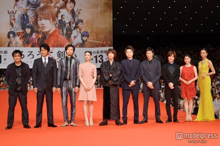 るろうに剣心舞台挨拶の様子(土屋太鳳は右から2番目、佐藤健は中央)(C)モデルプレス