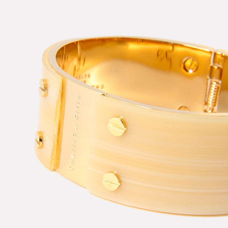 アセテートブレスカフ「CHARLES & KEITH」4,752円（税込）／画像提供：CHARLES & KEITH OFFICIAL ONLINE STORE