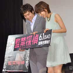 映画「監禁探偵」の完成披露試写会に出席した(左から)三浦貴大、夏菜