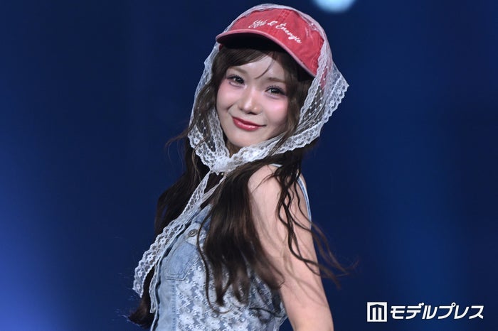 CUTIE STREET古澤里紗、ショート丈デニムビスチェ×レーススタイル「おしゃれすぎ」「透明感すごい」の声【オキコレ2026】