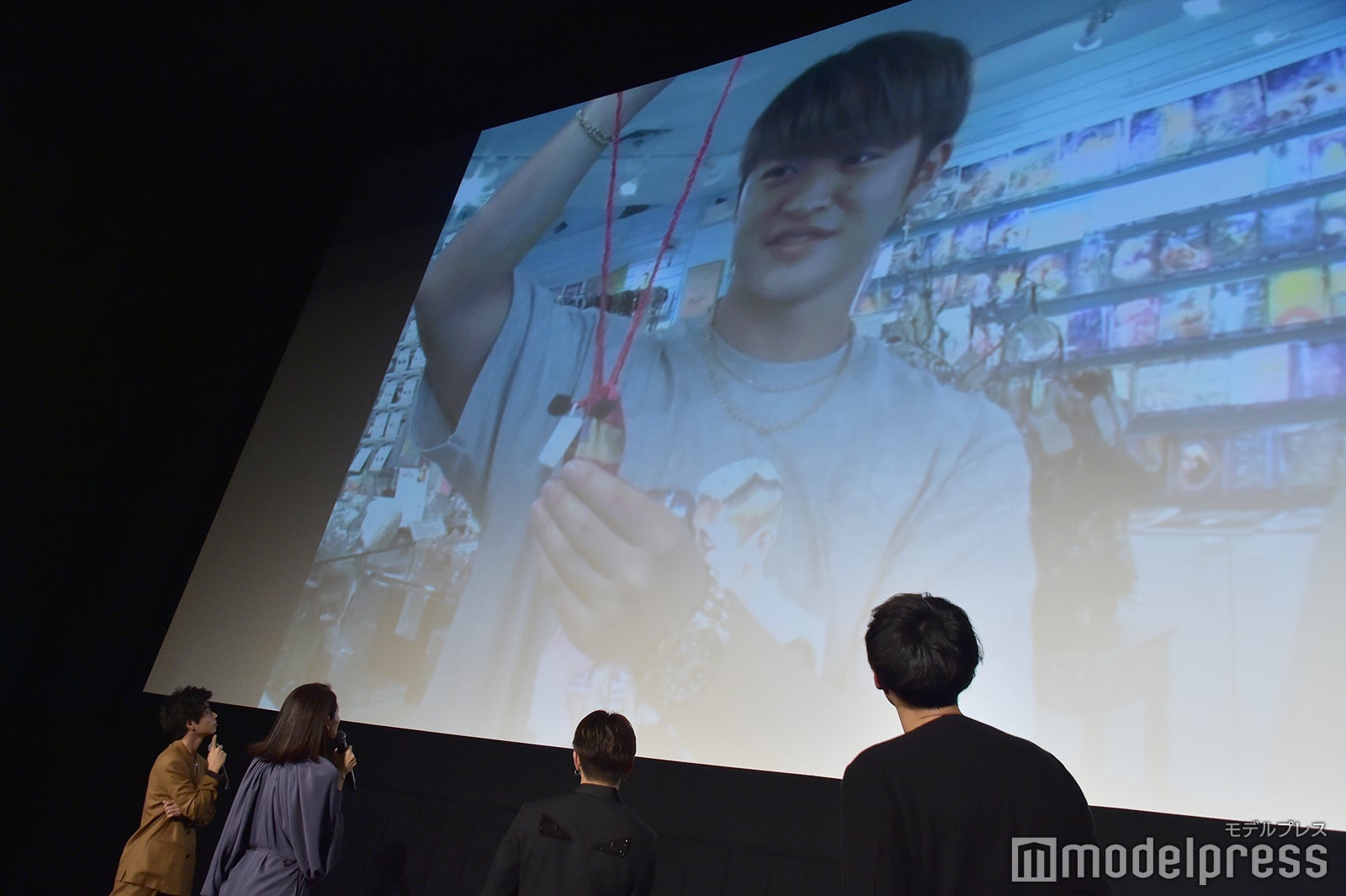 プレゼントを選んでいる佐野玲於 （C）モデルプレス