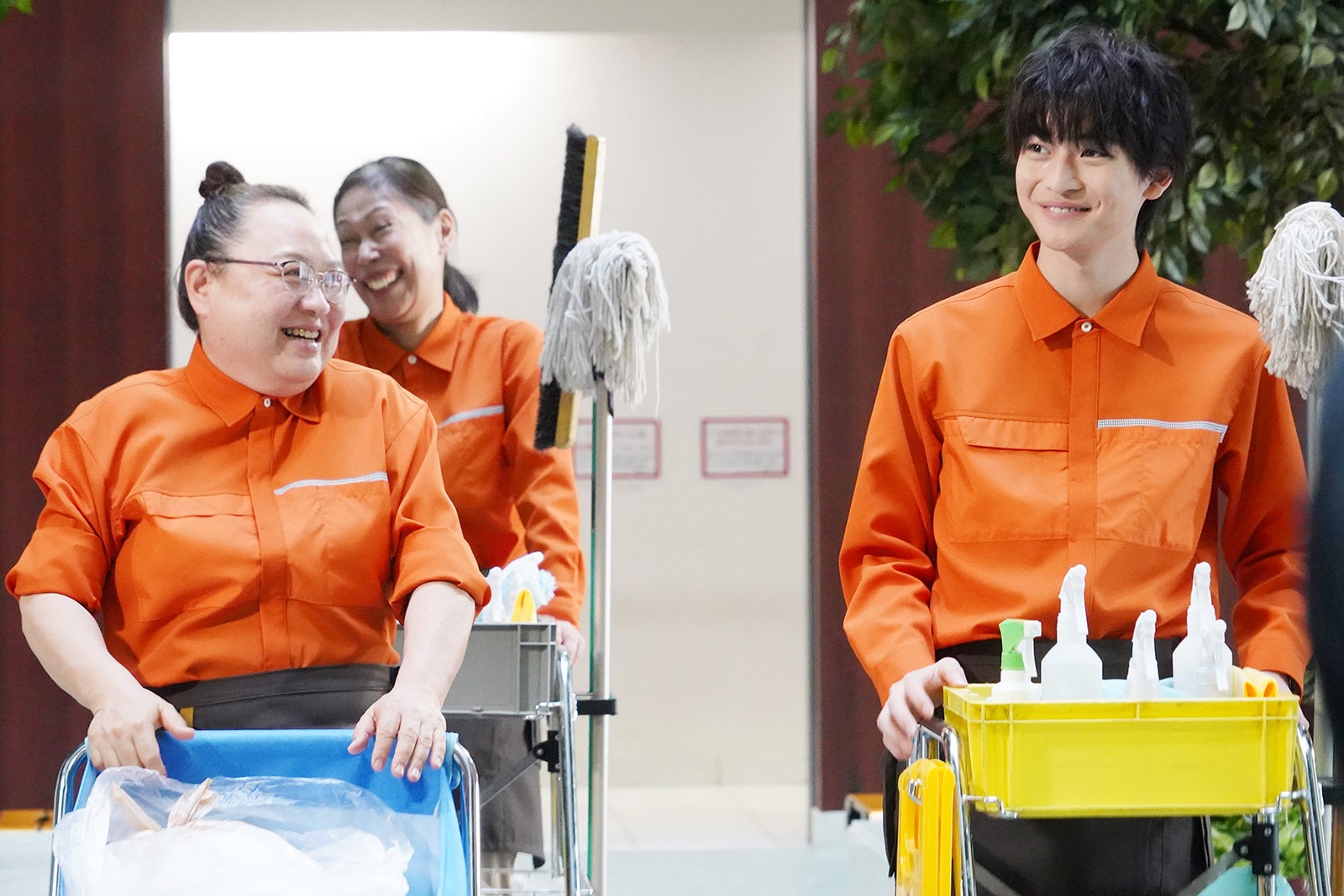 （右）高橋文哉／「悪女（わる）～働くのがカッコ悪いなんて誰が言った？～」第2話より（C）日本テレビ