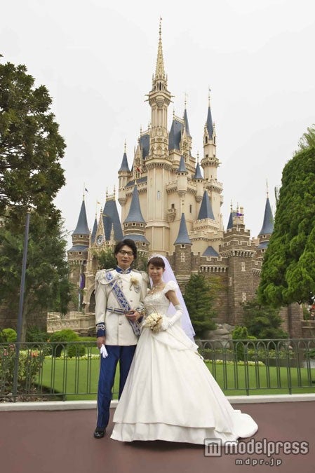 Tdlシンデレラ城で初の結婚式 ミッキーも2人を祝福 モデルプレス