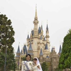 Tdlシンデレラ城で初の結婚式 ミッキーも2人を祝福 モデルプレス