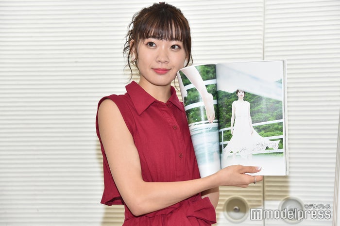 ラブライブ サンシャイン 斉藤朱夏 初写真集で水着姿初披露 サプライズに涙も モデルプレス