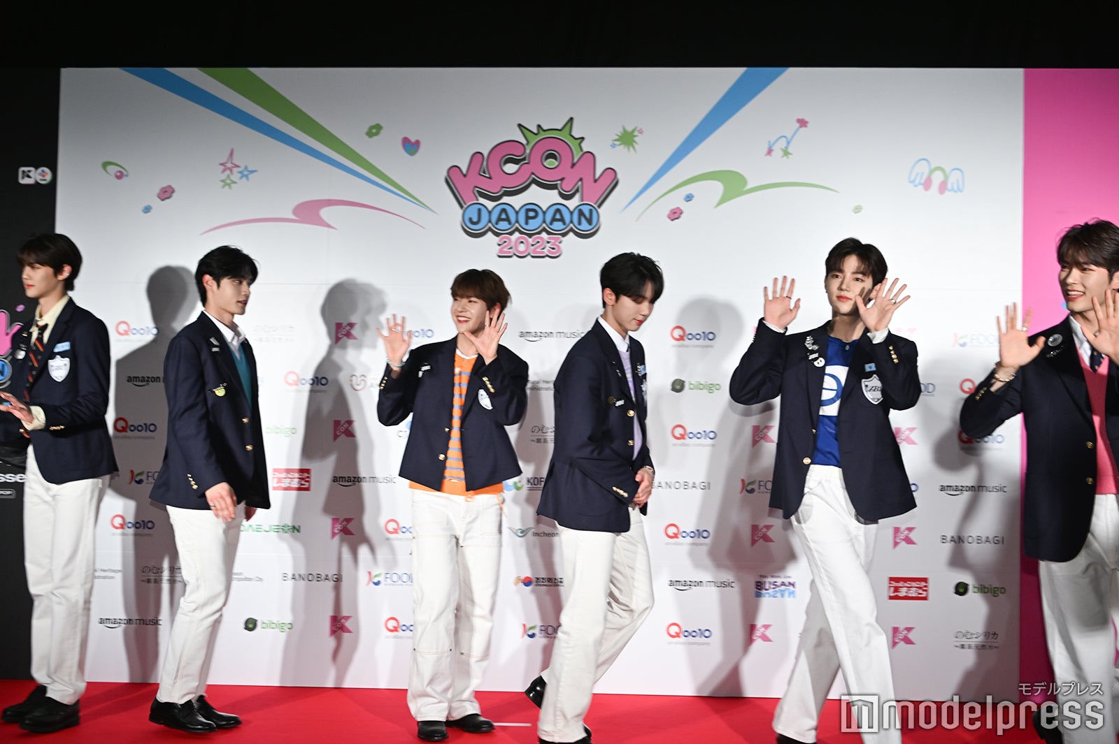 手を振って去るZEROBASEONE（C）モデルプレス