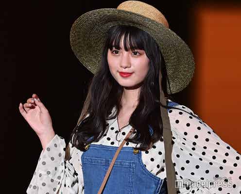 鶴嶋乃愛、赤リップ×ガーリーデニムコーデがお似合い<TGC2021 S/S>