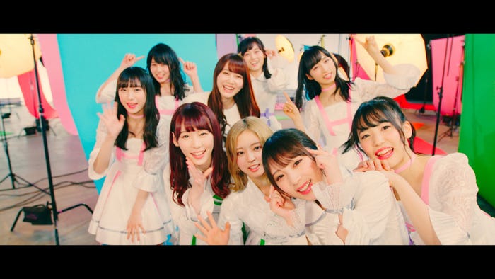 坂道AKB「初恋ドア」MVより(C)AKS/キングレコード