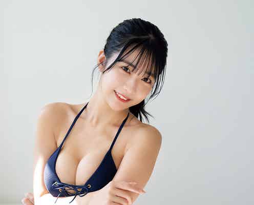 #2i2天羽希純、豊満バスト際立つ水着姿&バスタブでの入浴シーンも「BOMB」初登場で初表紙<独占カットあり>