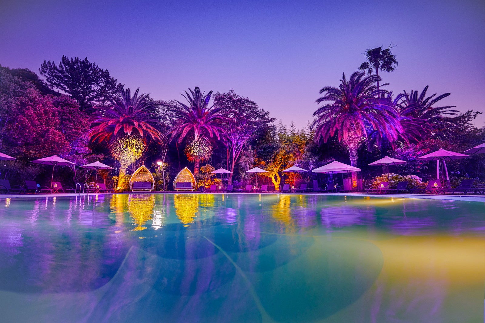 ホテルニューオータニ幕張でピンクナイトプール 限定フードや金曜DJナイトも