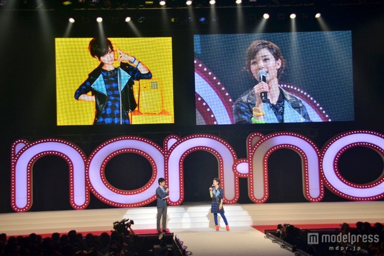 7月10日発売のデビュー曲「友達より大事な人」のアーティスト写真（スクリーン左上）を公開した剛力彩芽