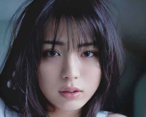 井手上漠、ノースリーブ姿の新カット公開 フォトエッセイのタイトルも決定