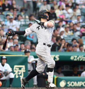 打率4割の阪神・佐藤輝明 衝撃弾にレジェンド解説者も驚き 打球速度187キロの弾丸打球が右翼席へ リーグトップ8号ソロ