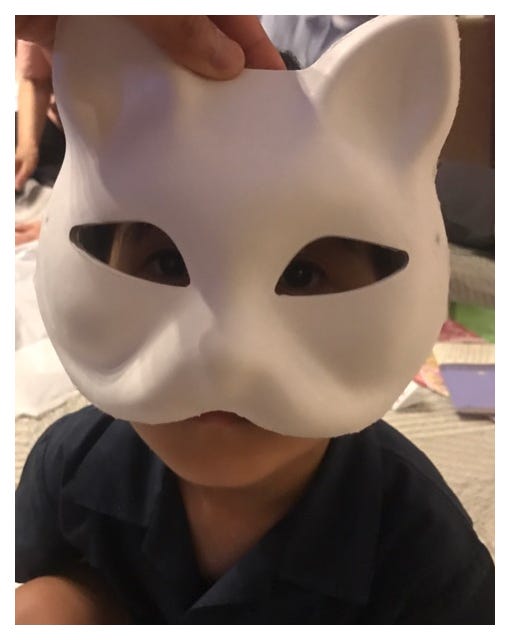 白狐のお面を被る勸玄くん/市川海老蔵オフィシャルブログ(Ameba)より