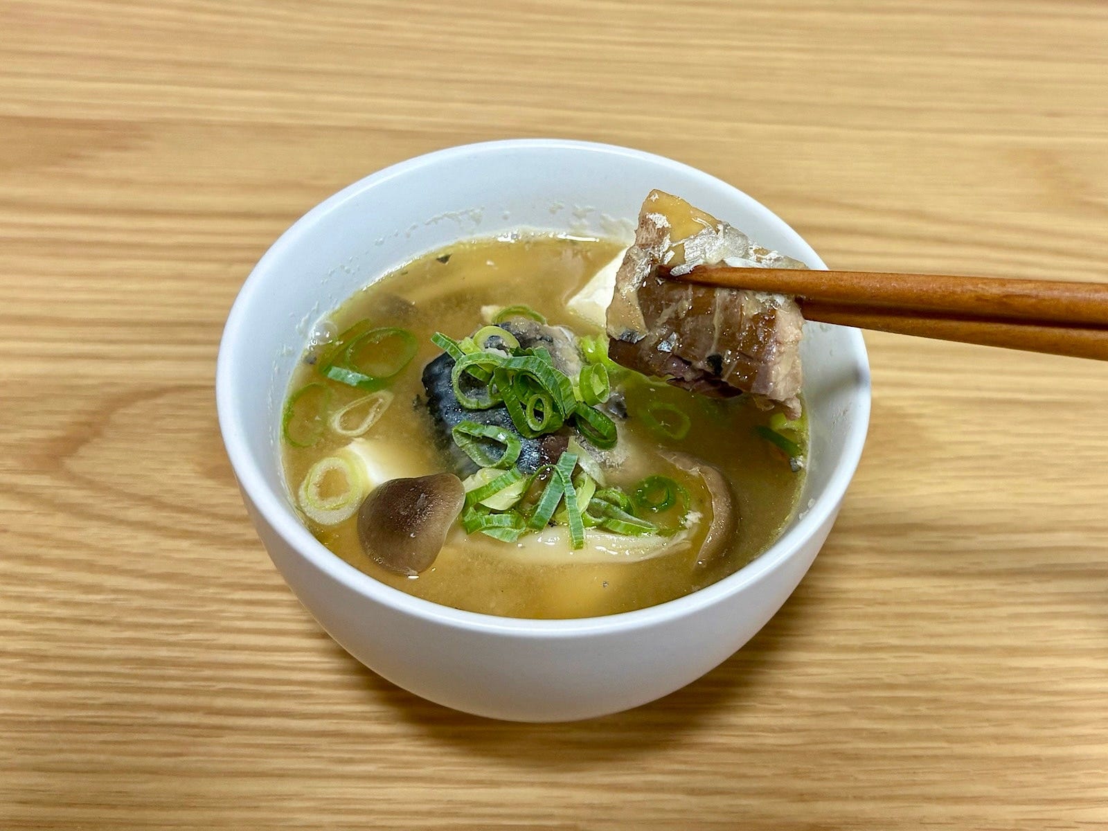 いつものお味噌汁に、さばのうまみが加わることで味わい深くなります!