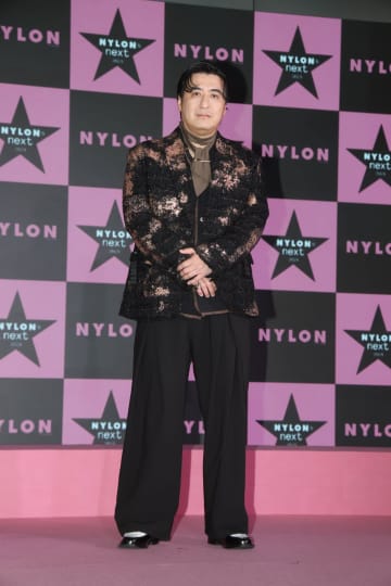 佐久間宣行氏 イメージ激変ど派手姿で登場 憧れる人気芸人明かす イケオジCREATOR部門受賞