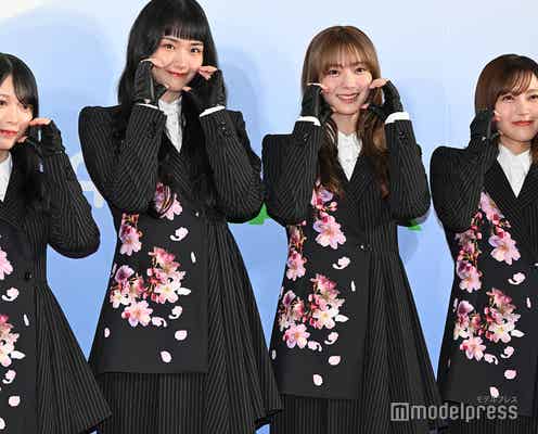 櫻坂46、桜柄のクールな黒スーツで登場 8人で“特別なポーズ”披露もMCからツッコミ【ASEA 2025 レッドカーペット】