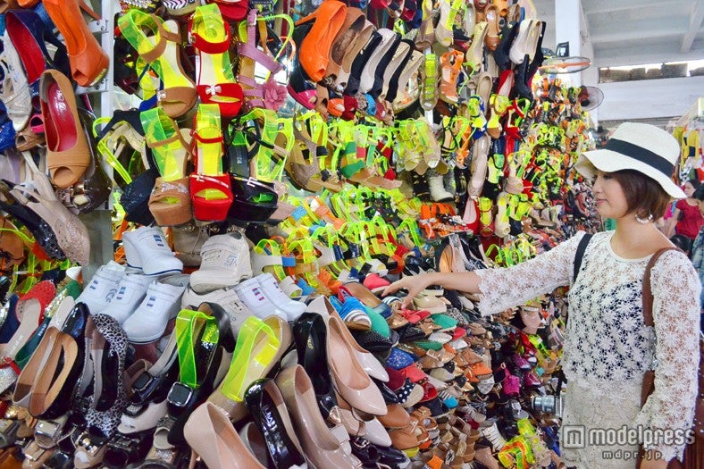 所狭しと並んだ靴は1足500円から2000円前後／ハン市場