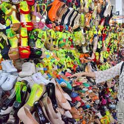 所狭しと並んだ靴は1足500円から2000円前後/ハン市場