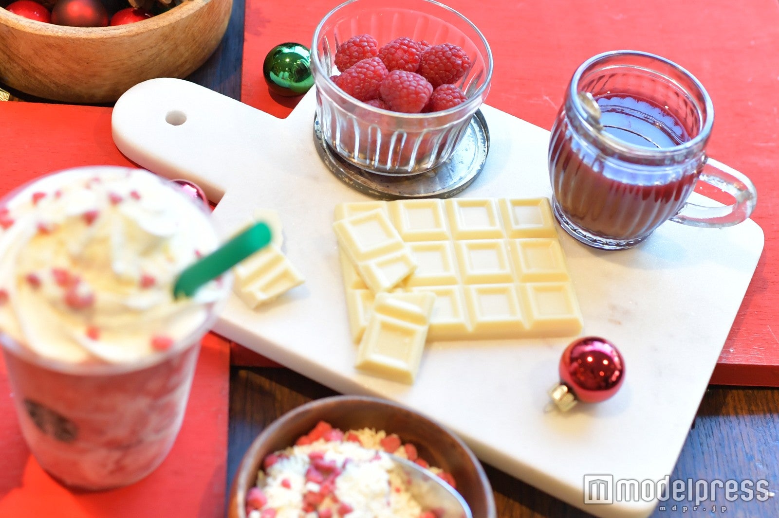 じっくり煮込んだラズベリーソースと口どけが良い滑らかなクーベルチュールホワイトチョコレート （C）モデルプレス