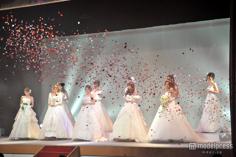 スザンヌ（前列左から3番目）とwithモデルが華やかなウエディングドレスで競演！