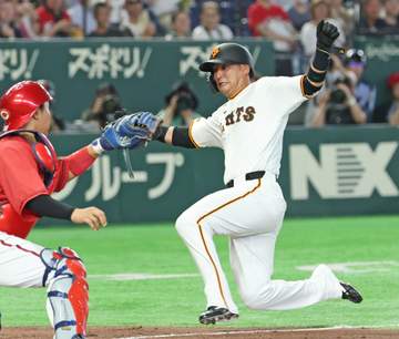 巨人・吉川が緊急交代 アクシデント発生か 四回に一塁を駆け抜けた後に代走が送られる