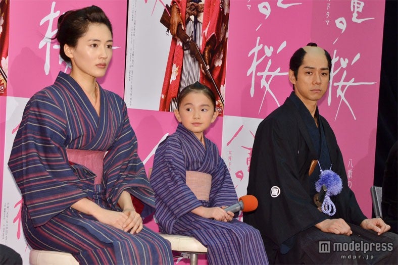 大河ドラマ「八重の桜」完成試写会に出席した綾瀬はるか、鈴木梨央、西島秀俊