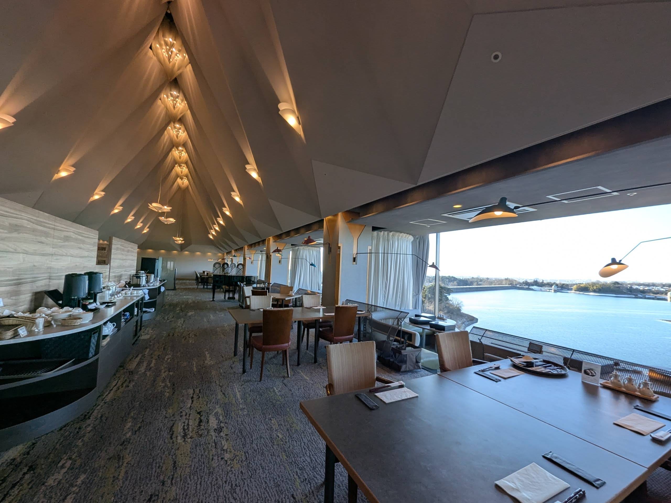 ホテル最上階にあるレストラン「天外天」。多摩湖が目の前に広がり、原生林の向こうに富士山を望む絶景を楽しめる