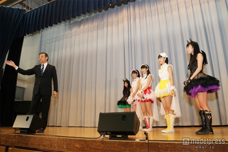 校長先生からの言葉に涙するももいろクローバーZ