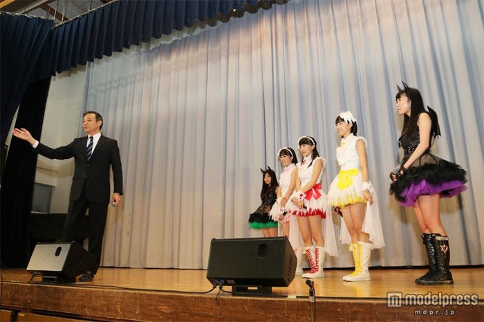 校長先生からの言葉に涙するももいろクローバーZ