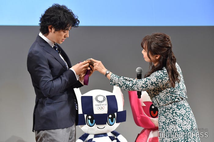 斎藤工、平野早矢香氏 (C)モデルプレス