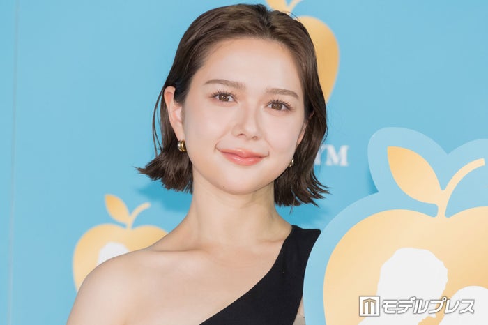 村重杏奈、3ヶ月のボディメイクでウエスト9.5cm減 ミニ丈で抜群スタイル披露