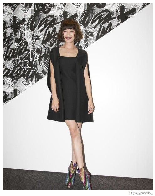 山田優“美脚全開”ミニ丈ドレス姿に絶賛の声「永遠に美しい」「憧れのママ」