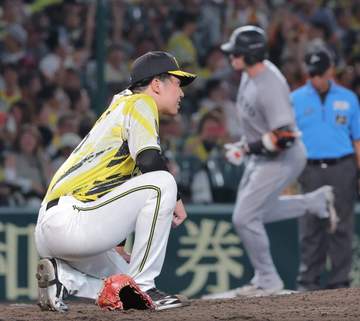 阪神 才木まさか完封まで“あと1球”から逆転2ラン被弾 座り込んで30秒立ち上がれず 甲子園は悲鳴 巨人戦11連勝まであとアウト1つまで迫るも1点リード守れず