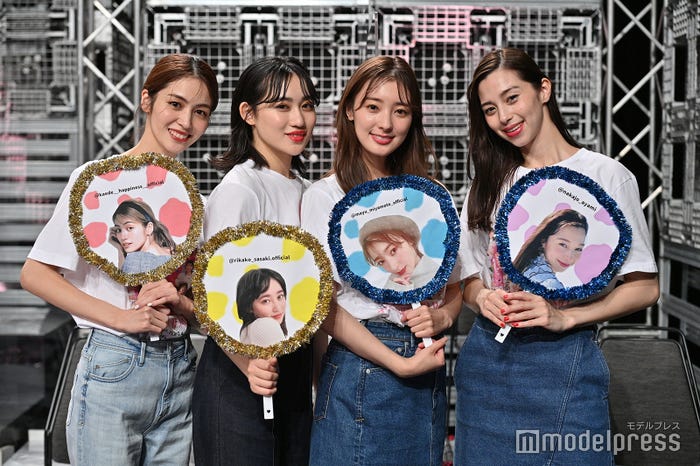 Cチーム(左から)楓、佐々木莉佳子、宮本茉由、中条あやみ (C)モデルプレス