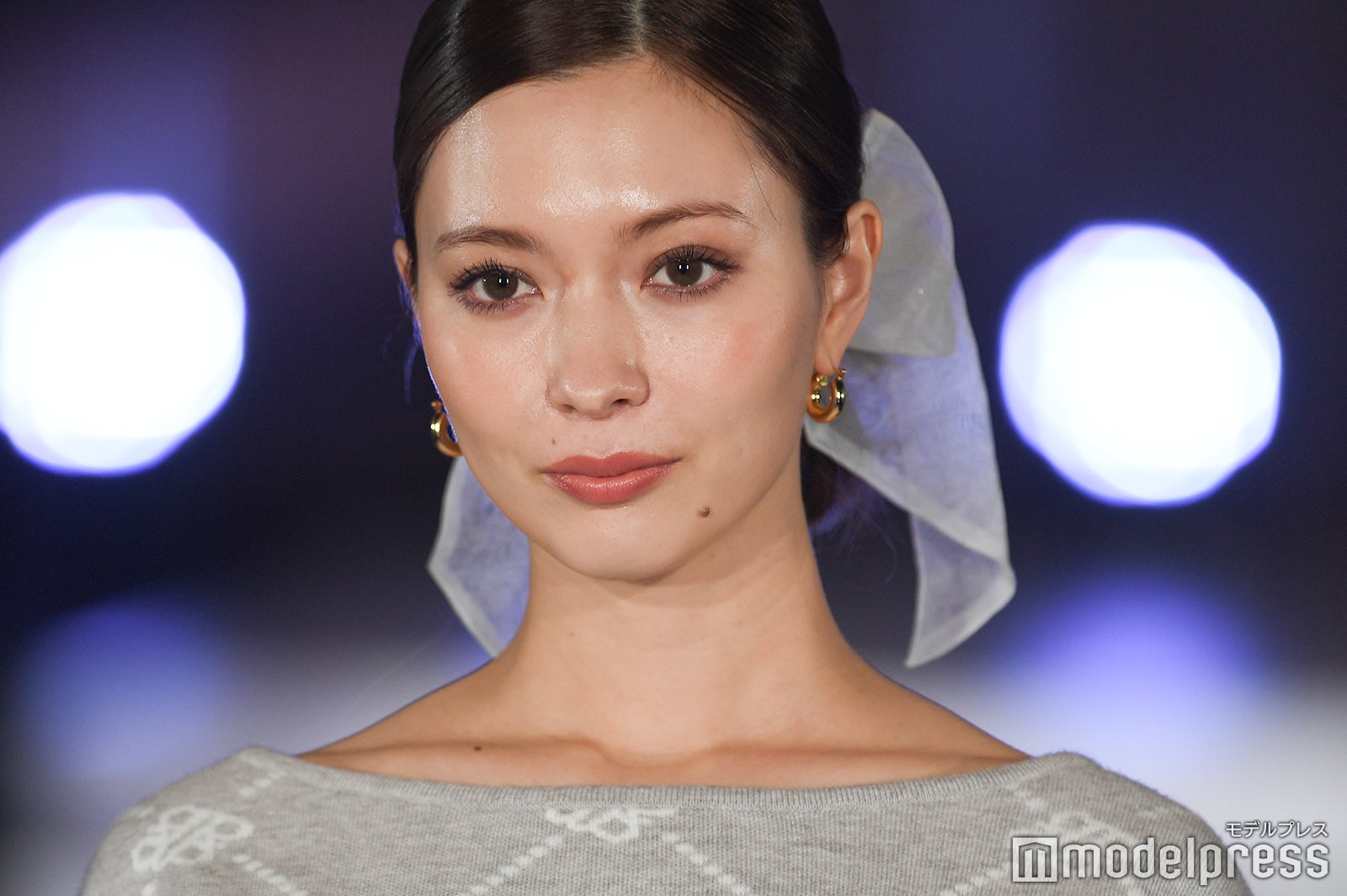 八木アリサ、ミニ丈スカート着こなし トップバッター務める＜札幌コレクション2021＞