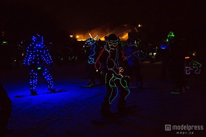 発光コーデでゲレンデ集合！“エレクトリックスノー”が楽しそう