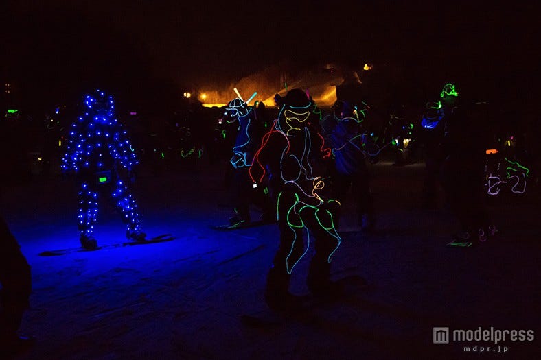 発光コーデでゲレンデ集合!“エレクトリックスノー”が楽しそう