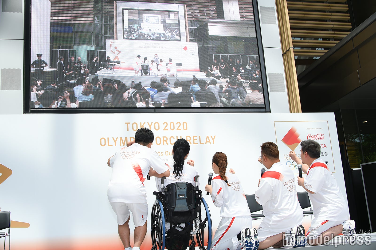 記念撮影の様子 （C）モデルプレス