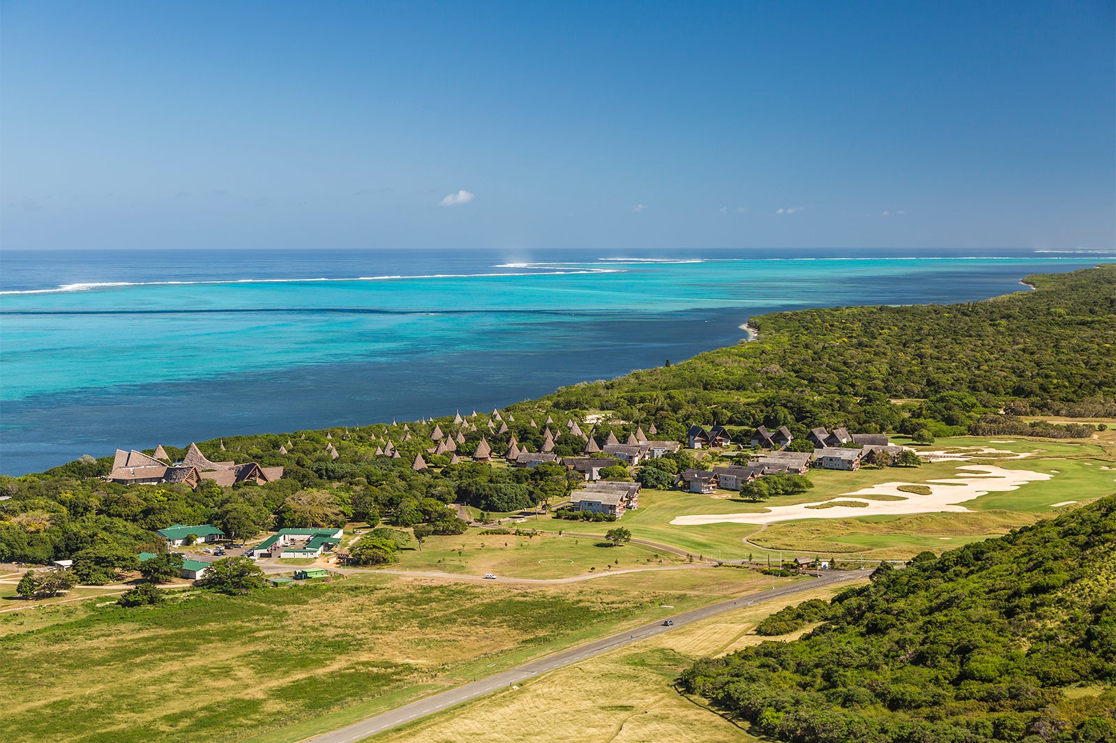 丘から見渡す一大パノラマ／ラグーンは眺めているだけで爽やかな風が吹くような絶妙な青色が印象的（C）S. Bedaux / NCTPS