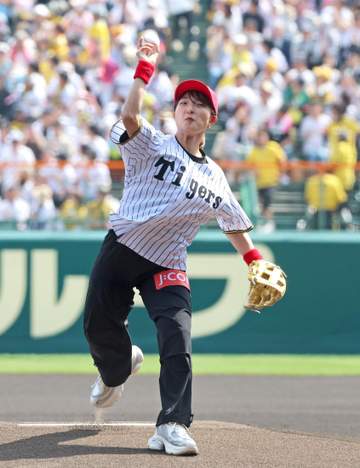 阪神 坂本花織さん“ギリギリノーバン投球”に笑顔「勝負強さが生きた」聖地での始球式は「五輪と同じくらい緊張した」