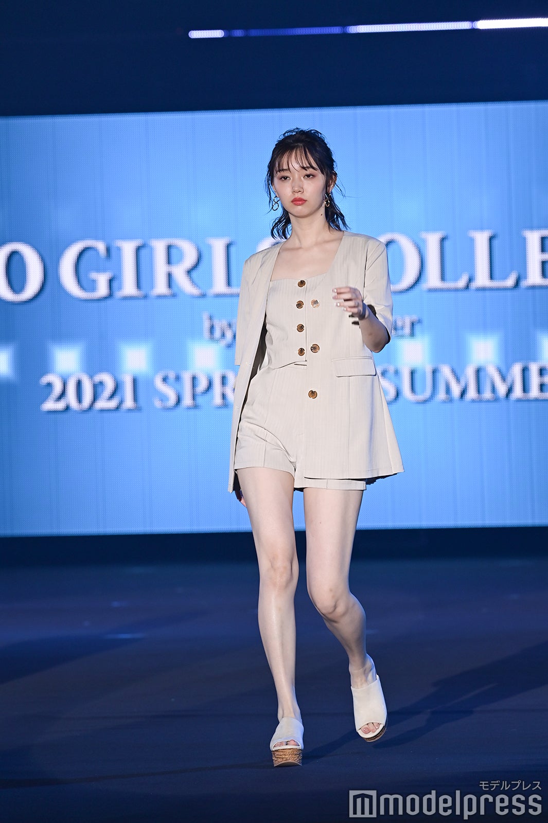 画像2 7 江野沢愛美 ミニボトムから美脚スラリ 軽やか春コーデランウェイ Tgc21 S S モデルプレス