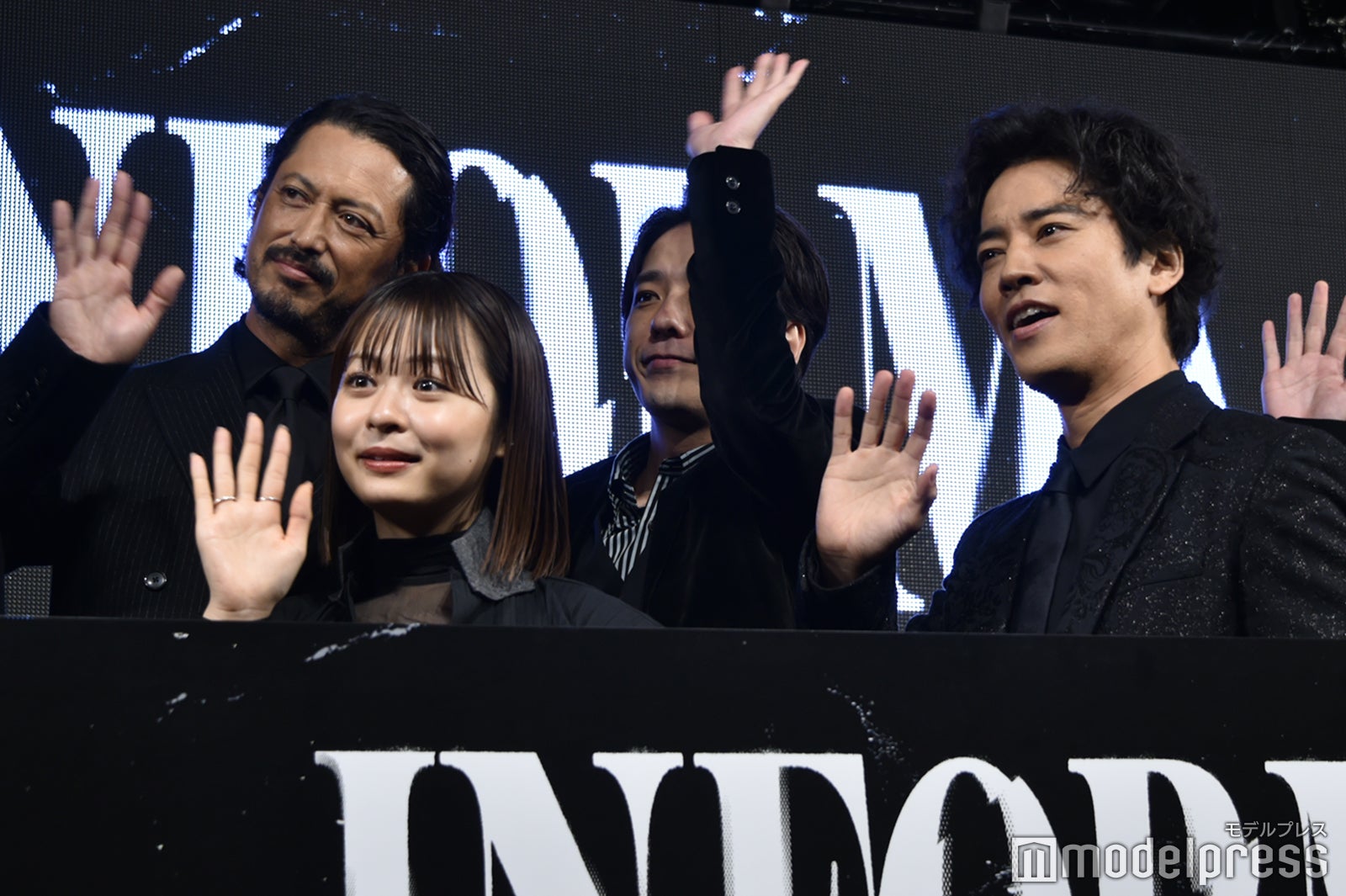 （後列左から）池内博之、一生懸命手を上げる二宮和也（前列左から）莉子、桐谷健太（C）モデルプレス