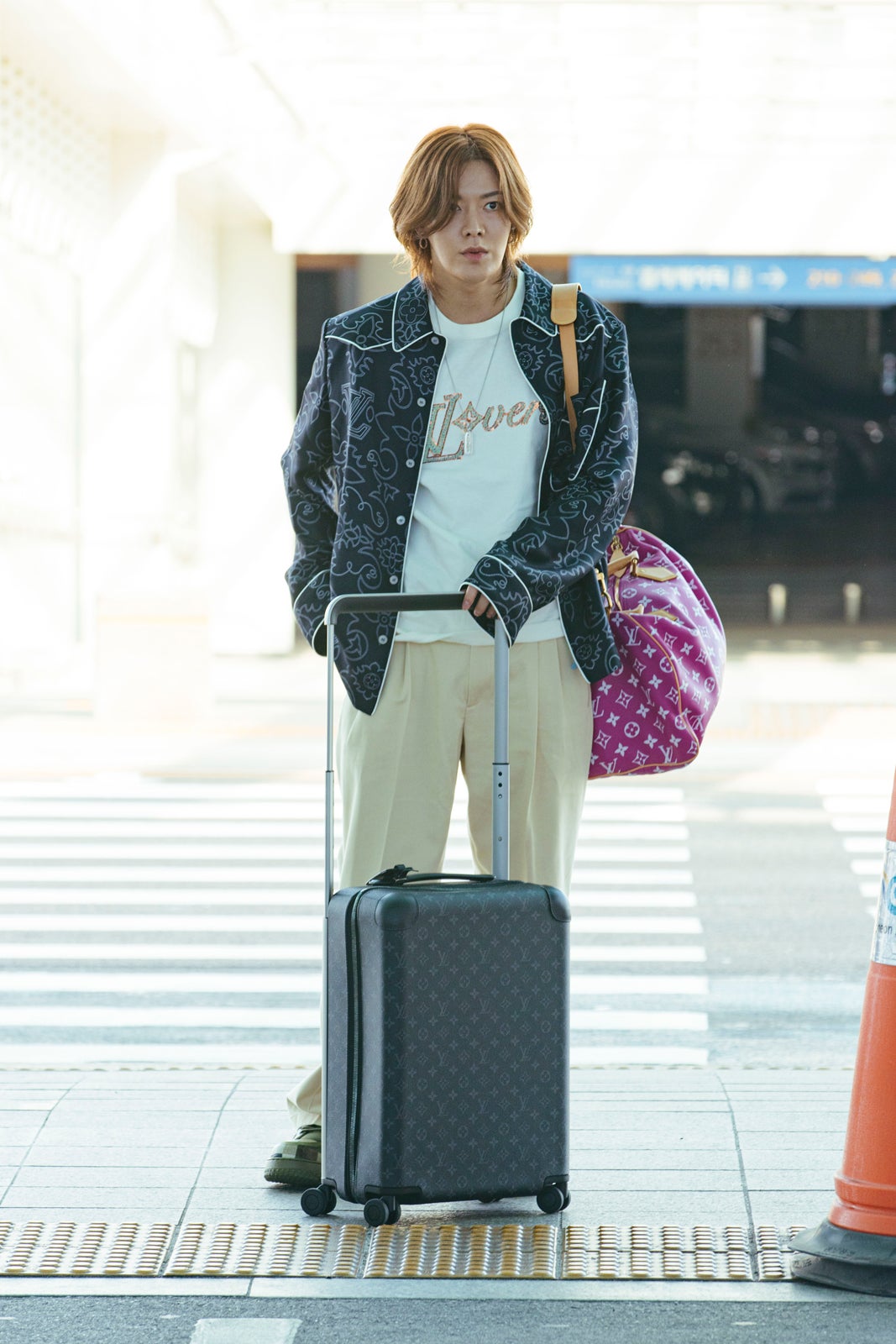NCT 127ユウタ、一式ルイ・ヴィトンでパリへ  2025春夏のショーに出席