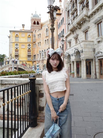 三上悠亜、おへそチラリのディズニーコーデに反響「めちゃお人形さんみたい」「可愛い」