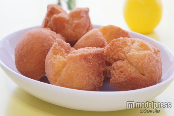 サータアンダギー／画像提供：沖縄グルメフェスタ実行委員会、新宿エイサーまつり大会委員会