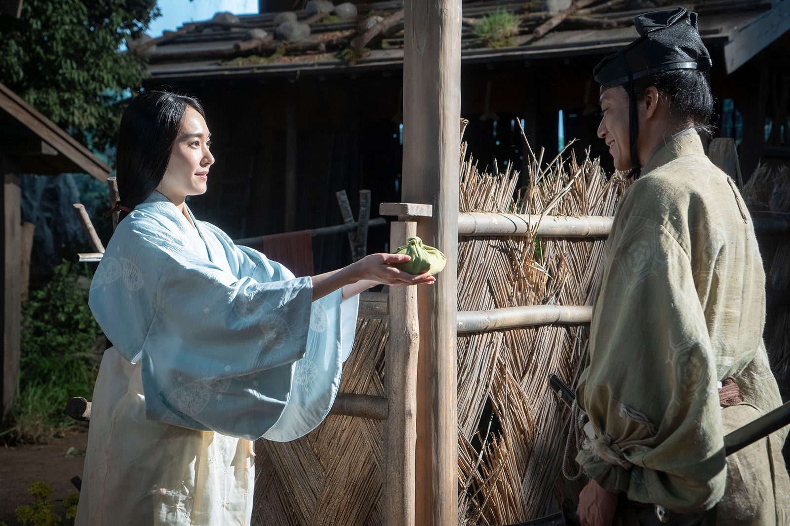 （左から）新垣結衣、小栗旬（C）NHK